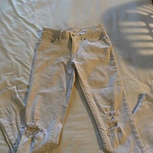 White Levi’s 711 size 28 distressed jeans.